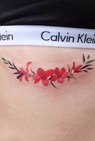Figura de tatuatge de cintura lateral a la petita imatge de tatuatge de flors fresques a la cintura del costat de la noia