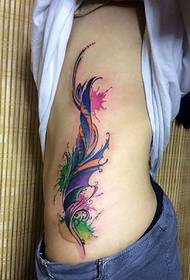 modello del tatuaggio della piuma di colore della vita laterale della ragazza di personalità