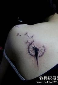 tattoo dandelion íogair ar ghualainn an chailín