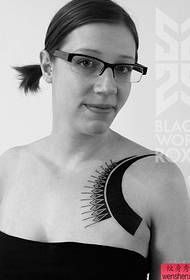 Si consiglia di utilizzare una semplice foto con tatuaggio grigio nero sulla spalla della ragazza