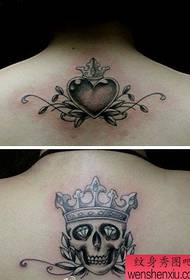 Två axellimmor älskar tatueringar