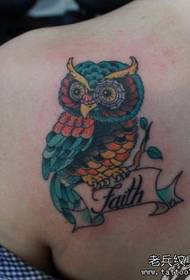 Узорак тетоваже сова у боји рамена у боји жене