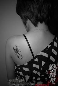 Tus ntxhais lub xub pwg totem scorpion tattoo txawv