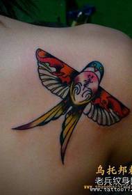 Moteris ant peties atrodo gerai atrodantis drugelio fenikso tatuiruotės modelis