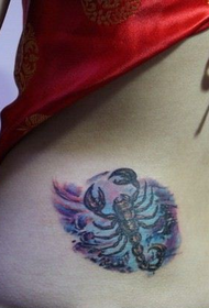 froulike lytse taille op 'e skorpioen Tattoo