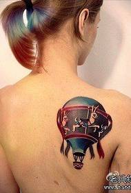 Spettacolo di tatuaggi, raccomandare un modello di tatuaggio a giostra color spalla di una donna