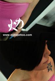 Kaunis värillinen lumihiutale tatuointi malli tytön olkapäällä
