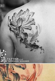Motif de tatouage de calmar de lotus à l'encre à main levée
