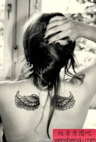 Sievietes plecu spārnu tetovējuma raksts