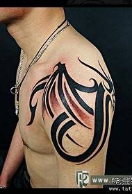 Manliga axlar är mycket dominerande sjal totem tatuering mönster