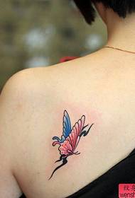 Yhden olkapään väri perhonen tatuointikuvio