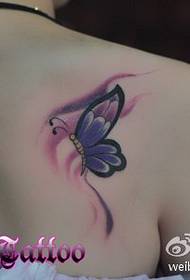 Gražios spalvos drugelio tatuiruotės modelis ant mergaitės pečių