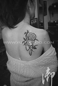 Foto de tatuatge de rosa espatlla femenina