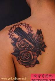 Na ramenu pištola rose vzorček tatoo