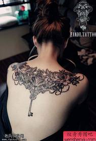 Donna creativa spalla rosa lavoro chiave di tatuaggio