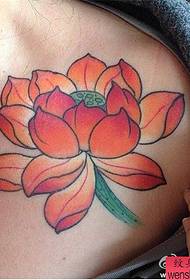 Ayol elkama-elka rangidagi lotus tatuirovkasi