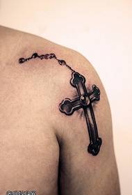 Modello di tatuaggio croce spalla