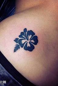 motif de tatouage totem de feuille de taille
