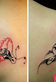 Tatueringsshow, rekommenderar ett tatueringsmönster för axlarna