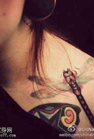 Kvinners skulderfarge øyenstikker tatovering fungerer av tatoveringer