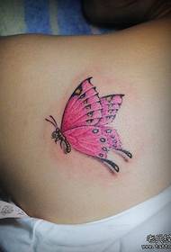 Красивая девушка с красивой татуировкой бабочки на плече