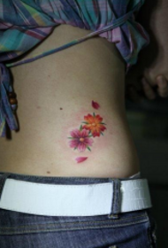 ομορφιά μέση όμορφα λεπτή εικόνα κερασιού τατουάζ