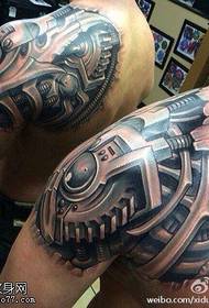 Mechanische Schulter-Tattoos werden in der Tattoo-Halle geteilt