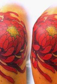 Прекрасан узорак за тетоважу хризантема популаран на раменима девојака
