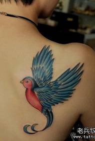 Un fermoso patrón de tatuaxe de ave de cor de ombreiro
