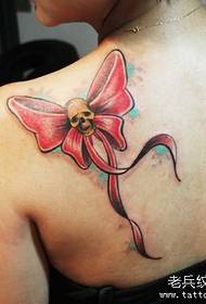 Un hermoso patrón de tatuaje de lazo de color en el hombro de una niña