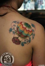 Γυναικείο ώμο πολύχρωμο μοτίβο τατουάζ μπαλονιού ζεστού αέρα