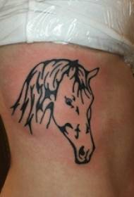 Enkel linje tatoveringspiges sidetalje på sort hestetatoveringsbillede