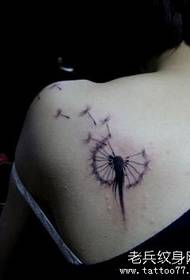 nježna tetovaža maslačka na ramenu djevojke