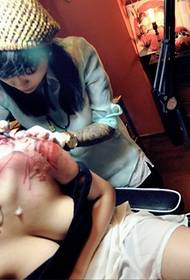 Kagandahan ng tattoo artist balikat art tattoo paglikha