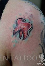 Modello di tatuaggio del dente color spalla