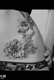 modello tatuaggio fiore in vita