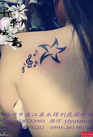 Vrouw schouder muziek symbool pentagram tattoo patroon