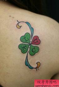 Tatuaggio di clover di quattru fogli di culore di spalla di bellezza