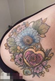 foto di tatuaggio di fiori letterari dipinti a vita da ragazze