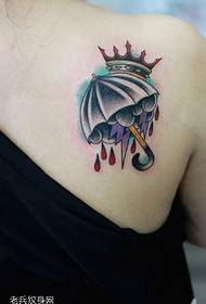 Modeli i tatuazhit të ombrellave të vogla të kurorës së shpatullave femra