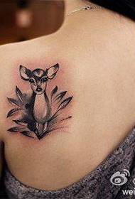En kvinnes skulder blekk blekk hjort tatovering fungerer av tatoveringer