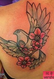 Tato tato, nyaranake karya tato merpati perdamaian warna