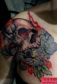 L'immagine dello spettacolo di tatuaggi raccomandava un modello di tatuaggio teschio europeo e americano a spalla