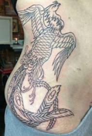 Tatoeëring aan die kant van die vroulike vroulike sy aan die middellyf tatoeëermerk op swart Phoenix tattoo foto
