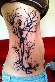 patrón de tatuaje de árbol de cintura