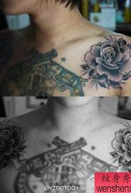 Gražus juodos pilkos rožės tatuiruotės raštas ant berniukų pečių