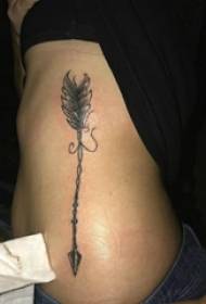 Стрілка татуювання дівчина бічна талія на малюнку татуювання чорна стрілка