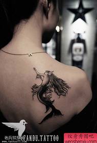 U tatuale di donna di sirena in spalla funziona da a sala di tatuaggi