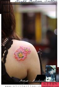 Bonic i delicat patró de tatuatge floral de color rosa a les espatlles de les nenes