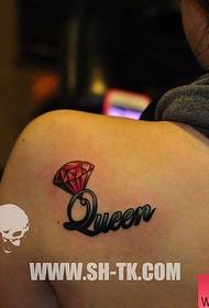 Γυναίκα ώμο αγάπη κόκκινο μοτίβο τατουάζ με διαμάντια